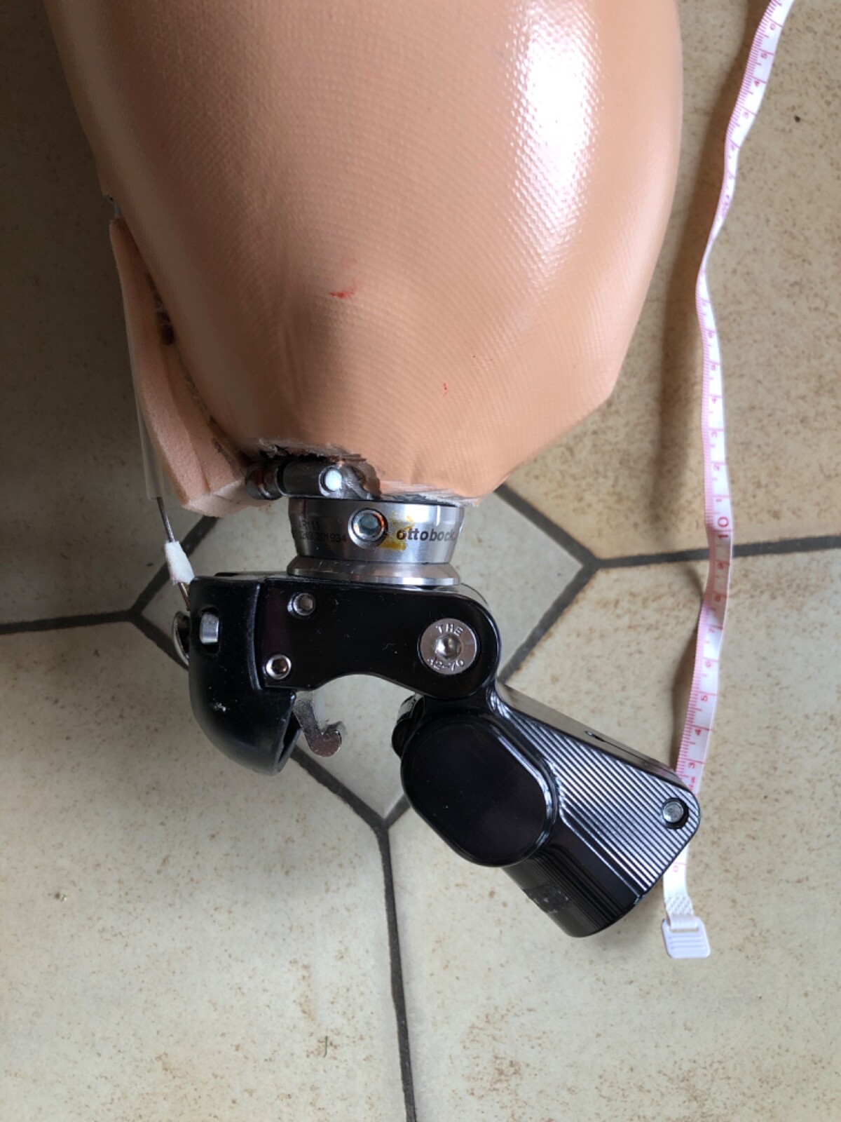 Monoblock prosthetic leg (right) + join with latch