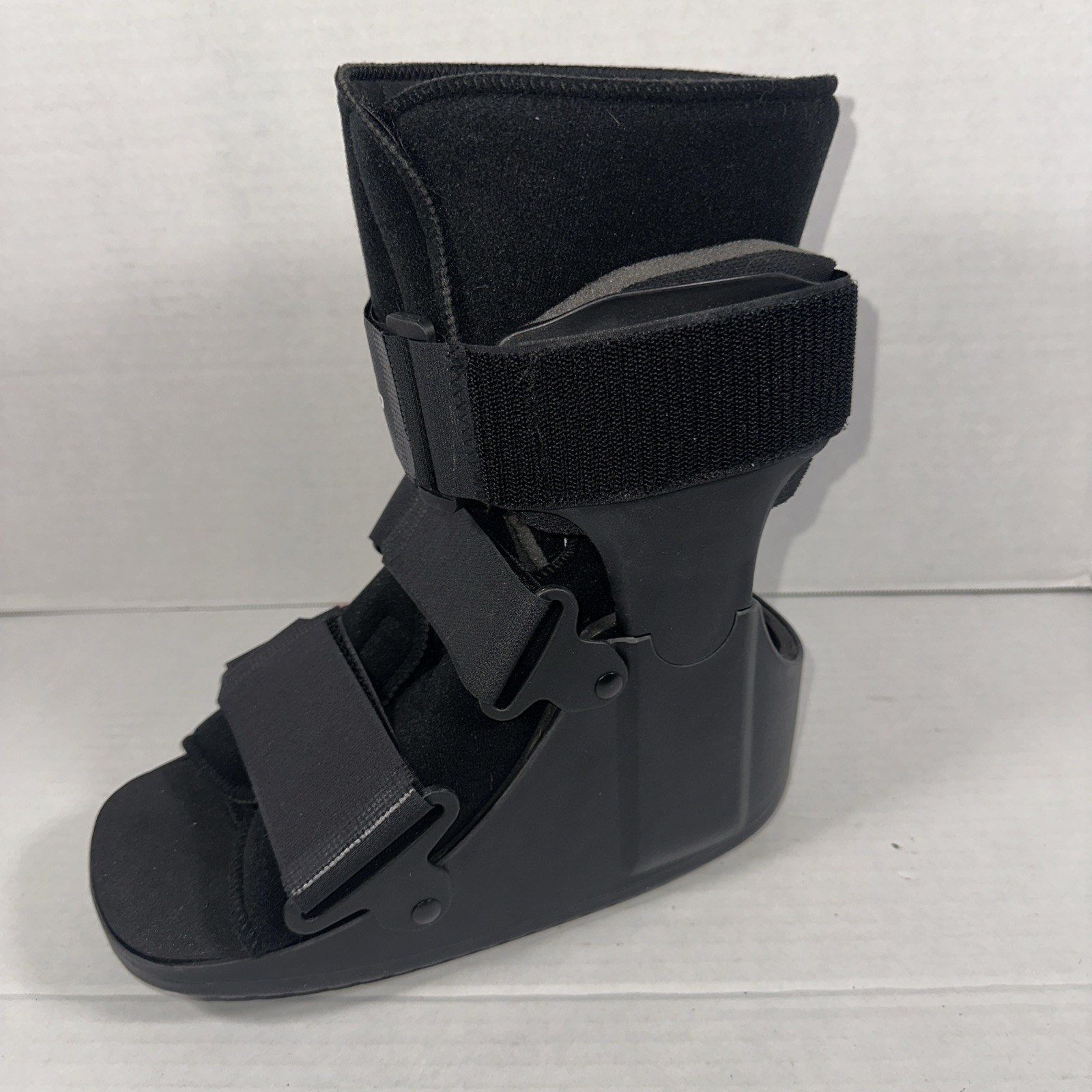 United Ortho USA14013 Adult Short Cam Walker Fracture Boot, S/M, Black
