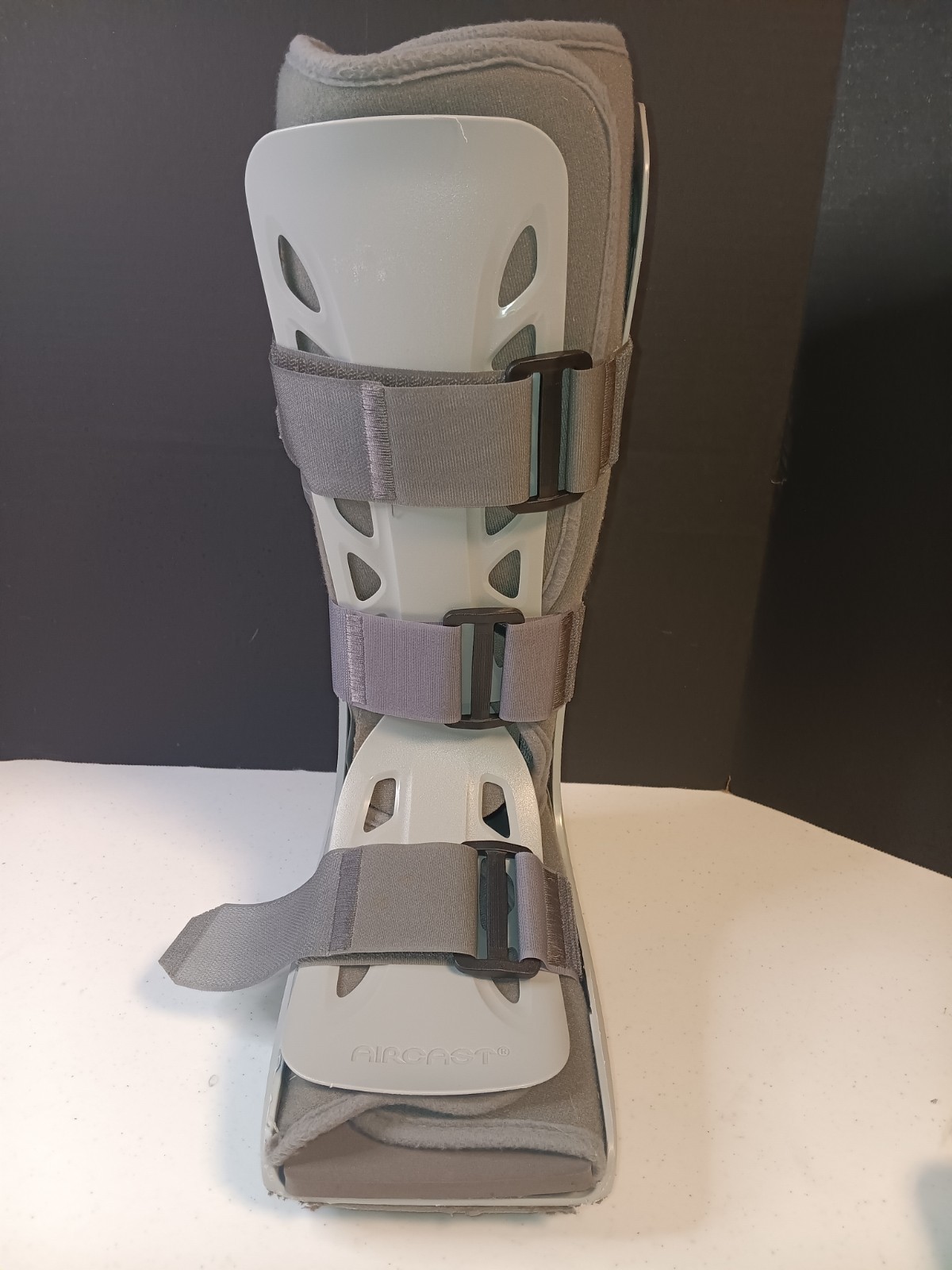 Aircast Softstrike Walking Boot Size Medium with Side Pump Inflation