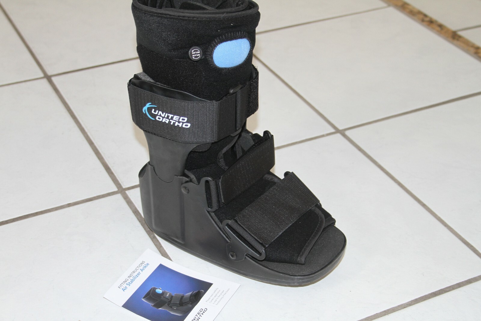 United Ortho Short Air Cam Walker Fracture Boot, SM/Med with 3 Pads 14113