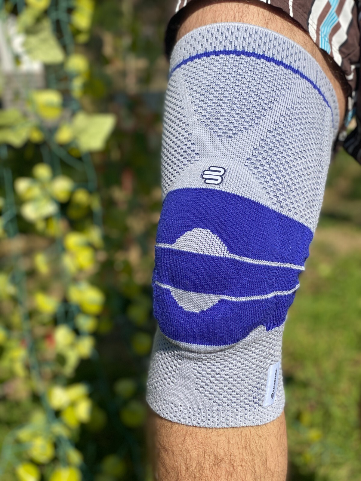 Bauerfeind GenuTrain Size 4 Knee Support Sleeve Gray Blue Compression