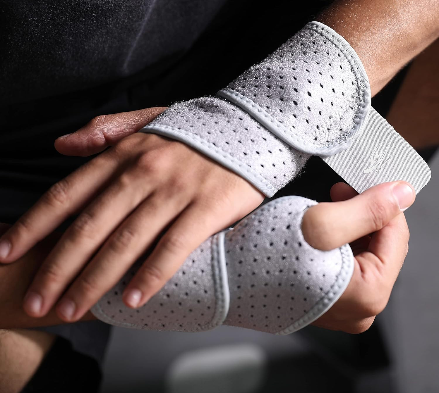 Cinta de compresion y soporte de muneca para pesas ajustable color gris mma x