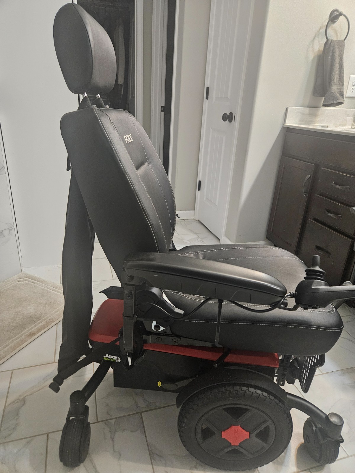Practically New Mobility Power Chair “Jazzy Evo”: Maximum speed: Up to 5.1 mph.