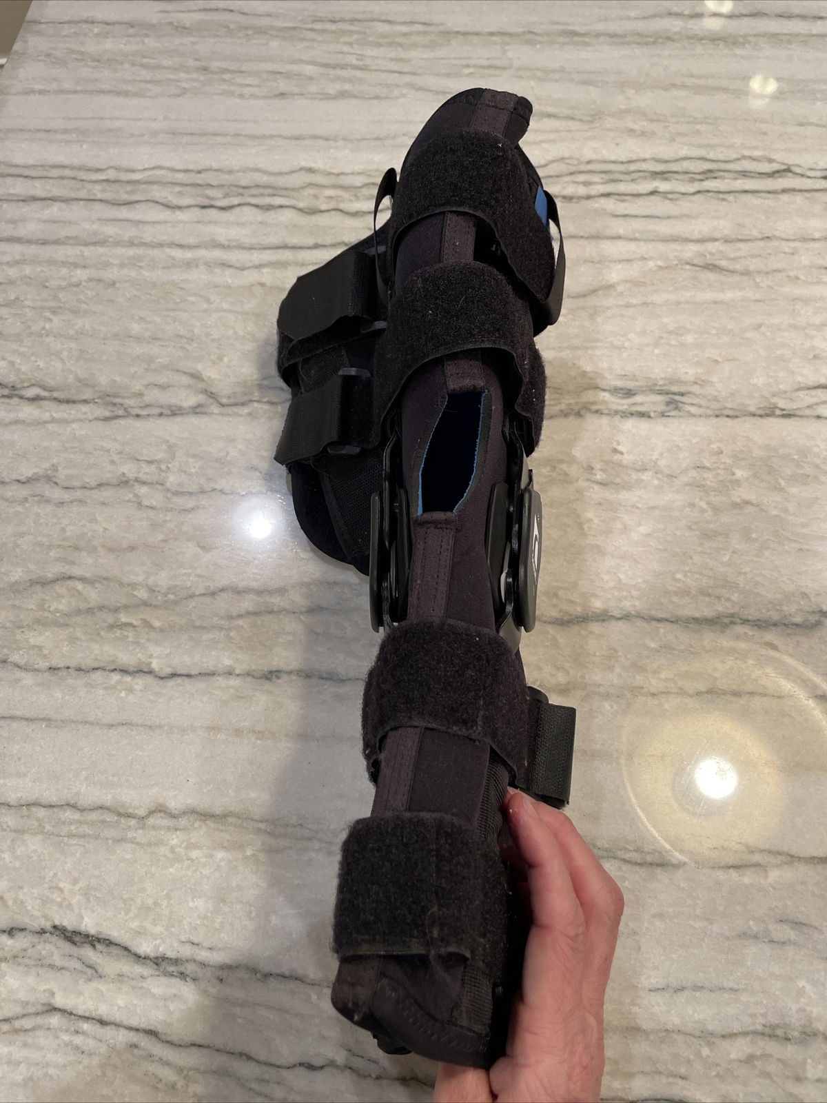 Ossur Form Fit Knee Brace Small Black Hinged Breathable Hook & Loop Wrap