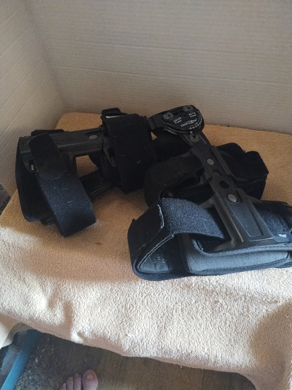 DonJoy X-ROM Adjustable Post-Op Knee Brace, Universal Fit