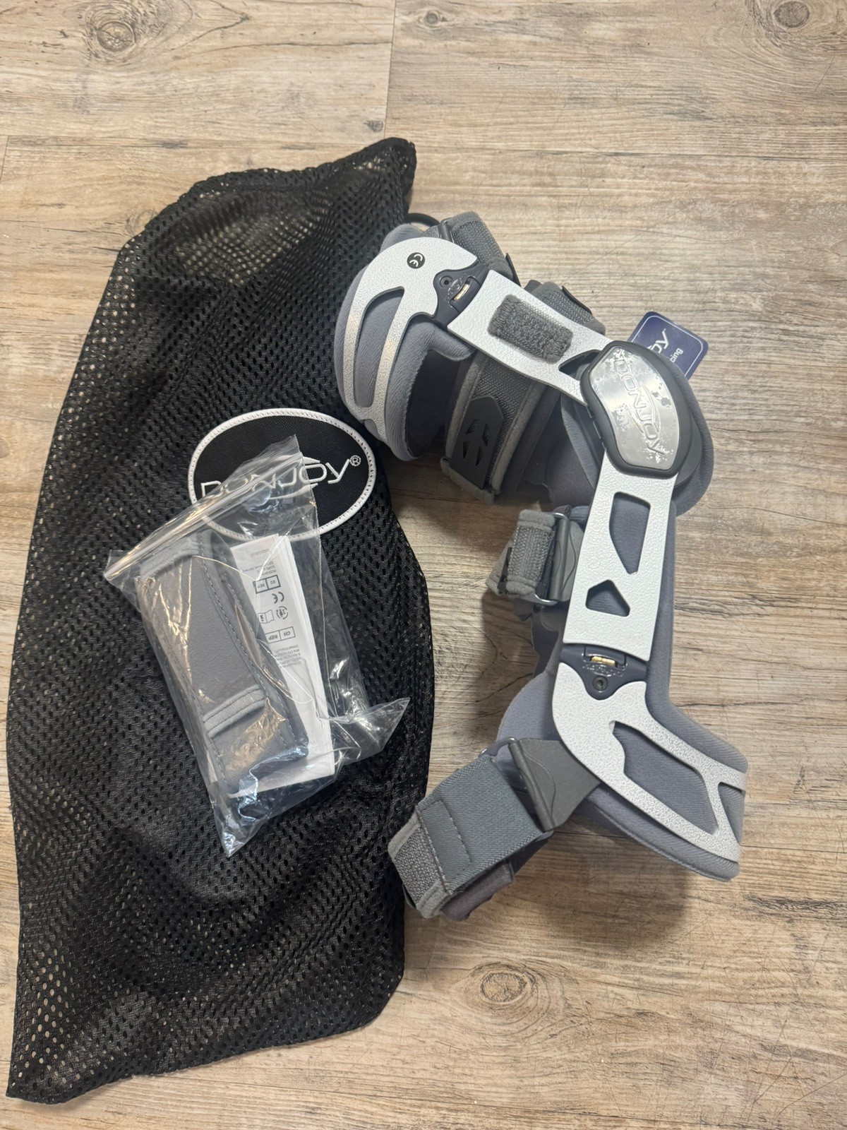 DonJoy OA Nano Knee Brace Right Medial Size M w/ Bag + Accessory Kit brand new