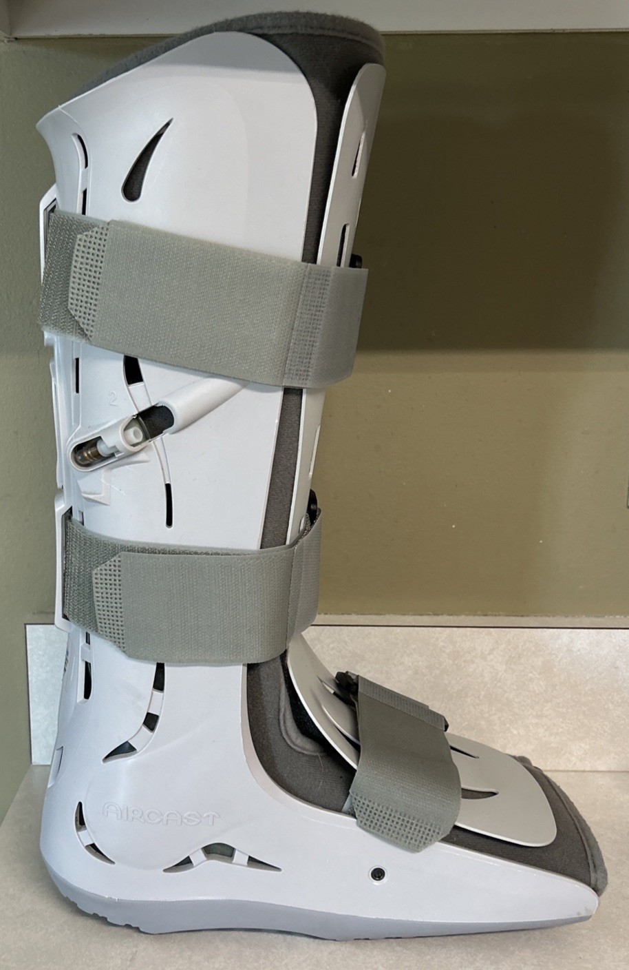 Aircast FP Walker Medium 01F-M Inflatable Deflatable Medical Walking Boot w/Pump
