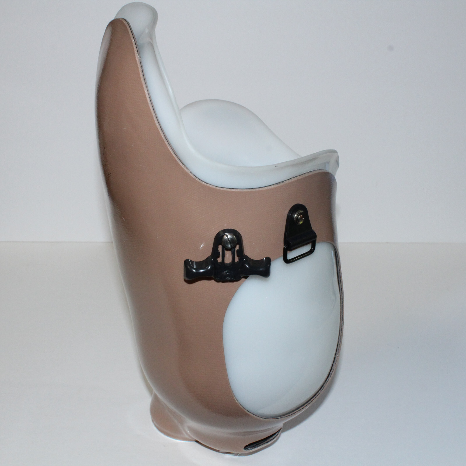PROSTHETIC RIGHT LEG OFFSET ABOVE KNEE SOCKET OSSUR MOUNTING PLATE H=14½” D=6-7″