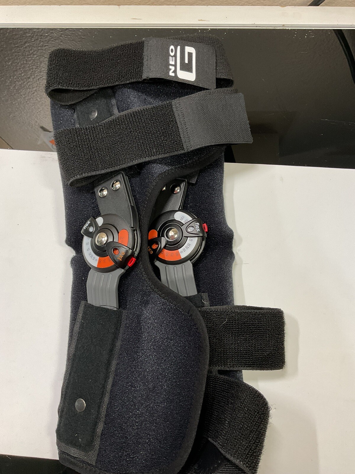 Neo G Adjusta Fit Hinged Open Knee Brace – Class 1 Medical Device REF 898