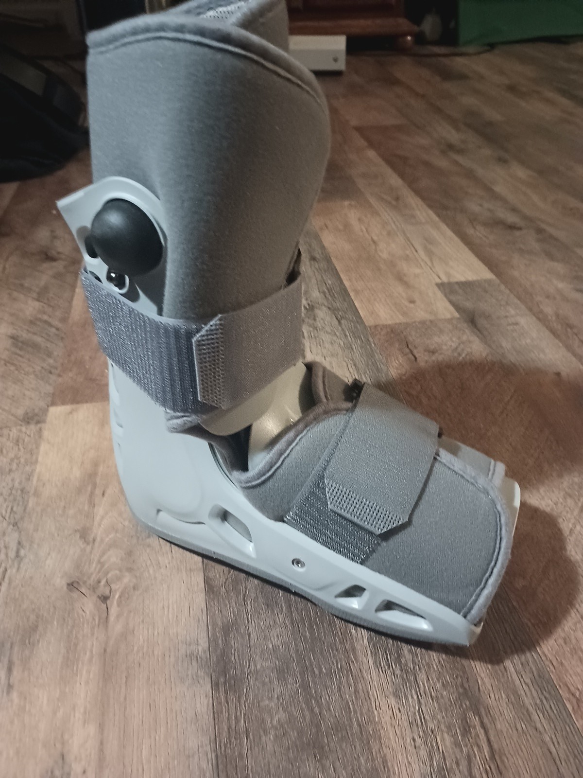 Aircast self strike inflatable walking boot, Size Small S