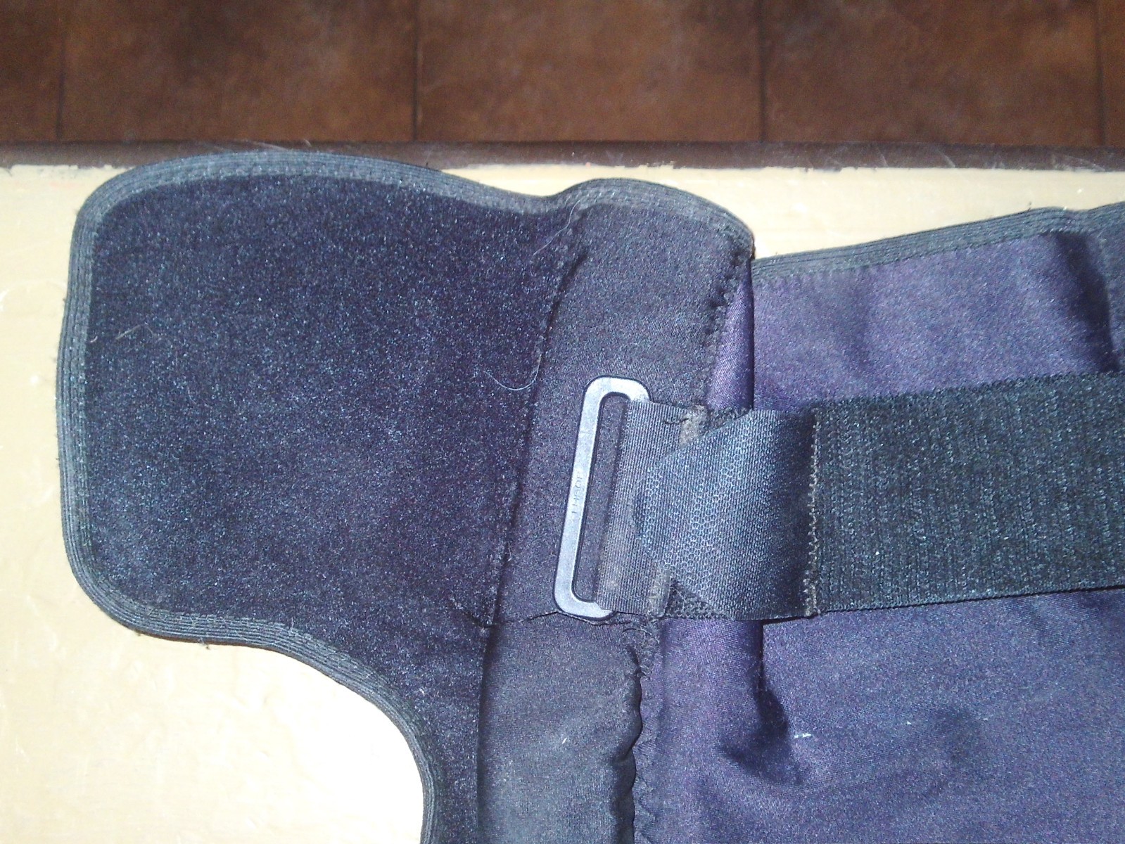 FOOTBALL KNEE BRACE BIOSKIN W/METAL SUPPORT RODS EXCELLENT COND. FREE SHIPPING
