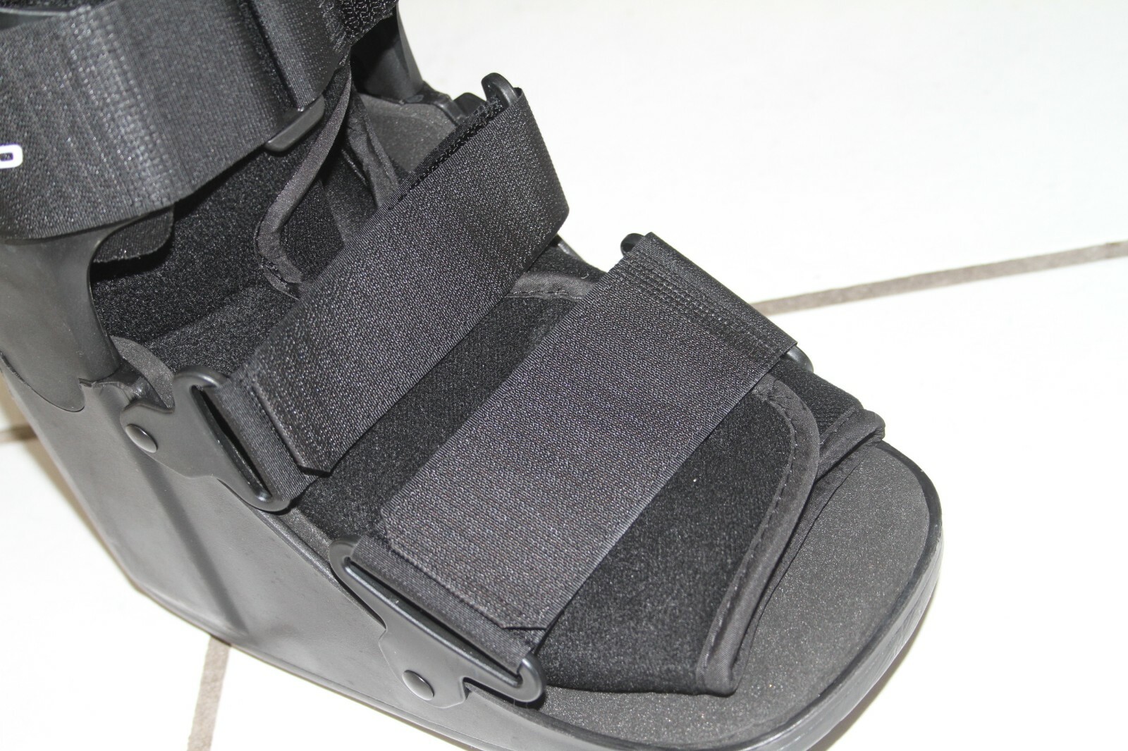 United Ortho Short Air Cam Walker Fracture Boot, SM/Med with 3 Pads 14113