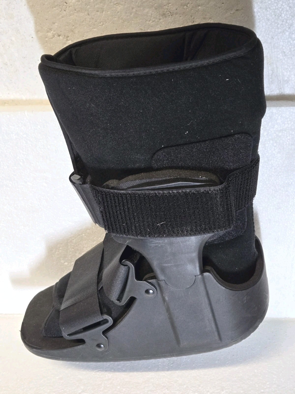 United Ortho Short Air Cam Walker Fracture Boot Medium Black