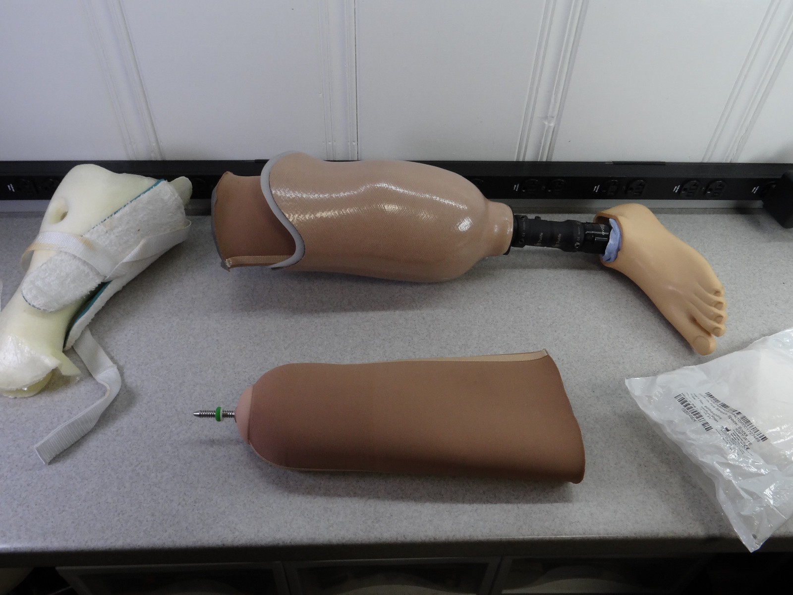 Left Leg Prostetic w/Foot Endolite Avalon K2 & Adjustable Trulife Bar – Size 26