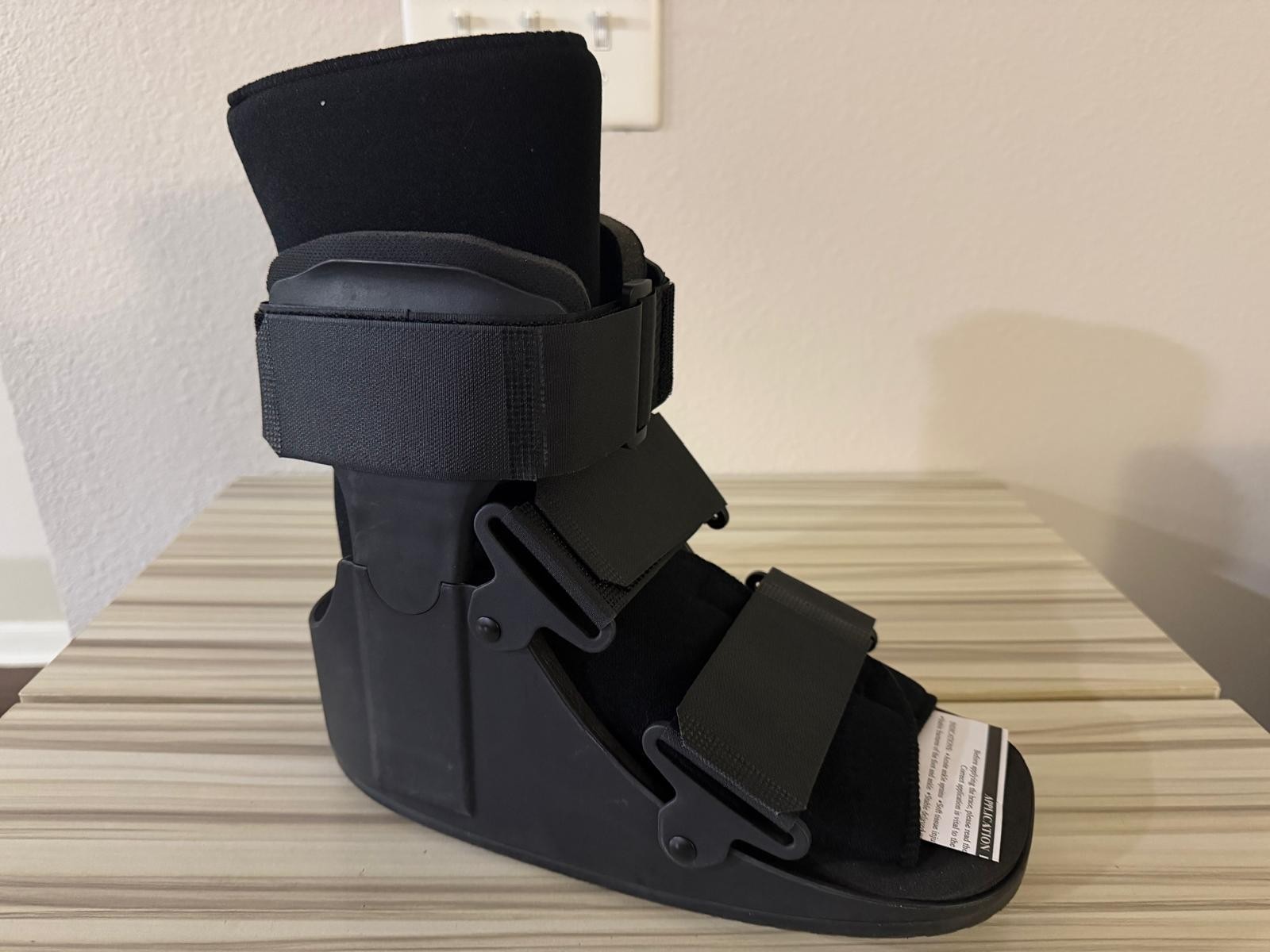 United Ortho Short Cam Walker Fracture Boot USA14015 Medium Black