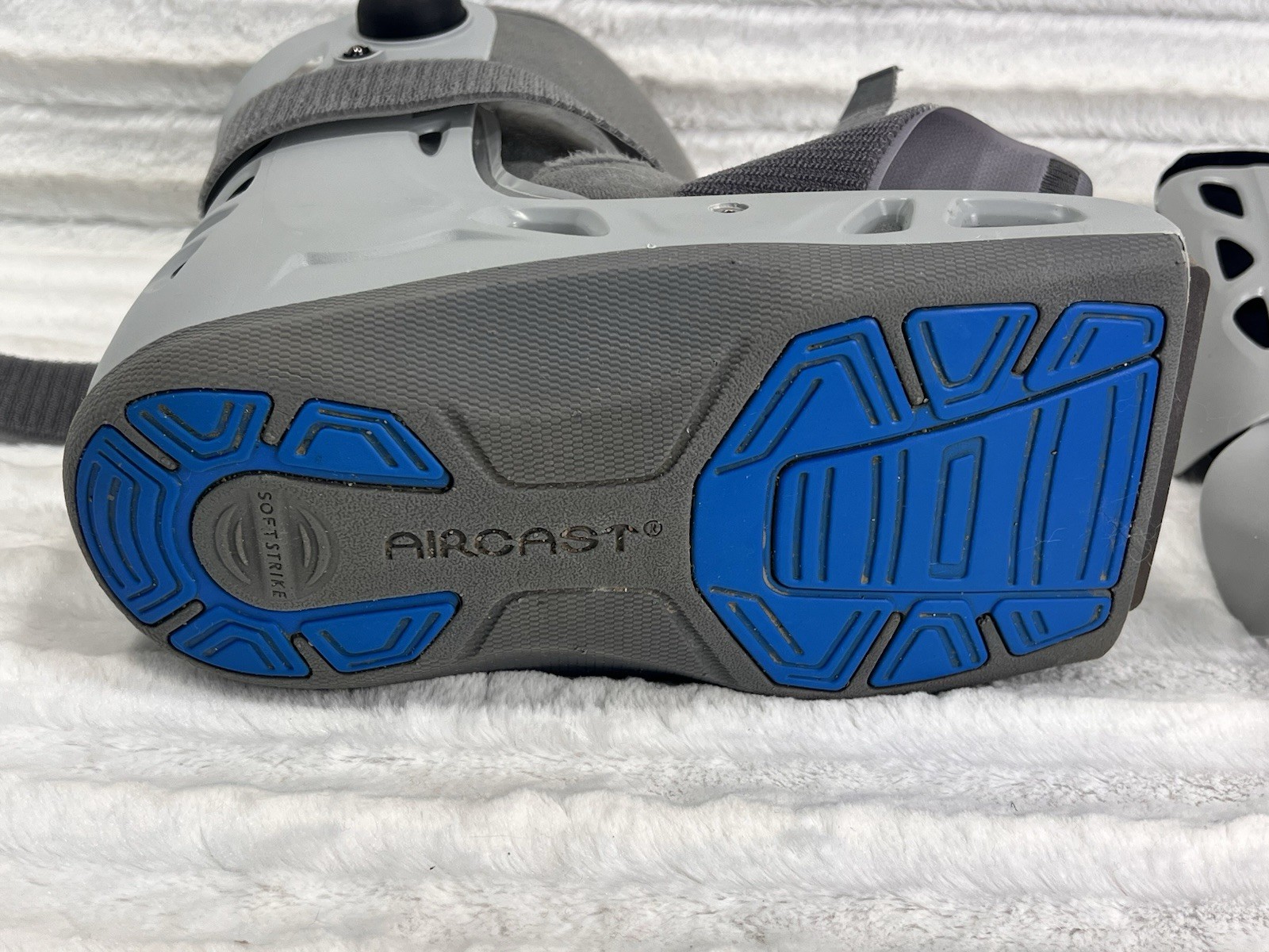 Softstrike Aircast Walker Brace/Walking Boot DJO (Short) Size Small