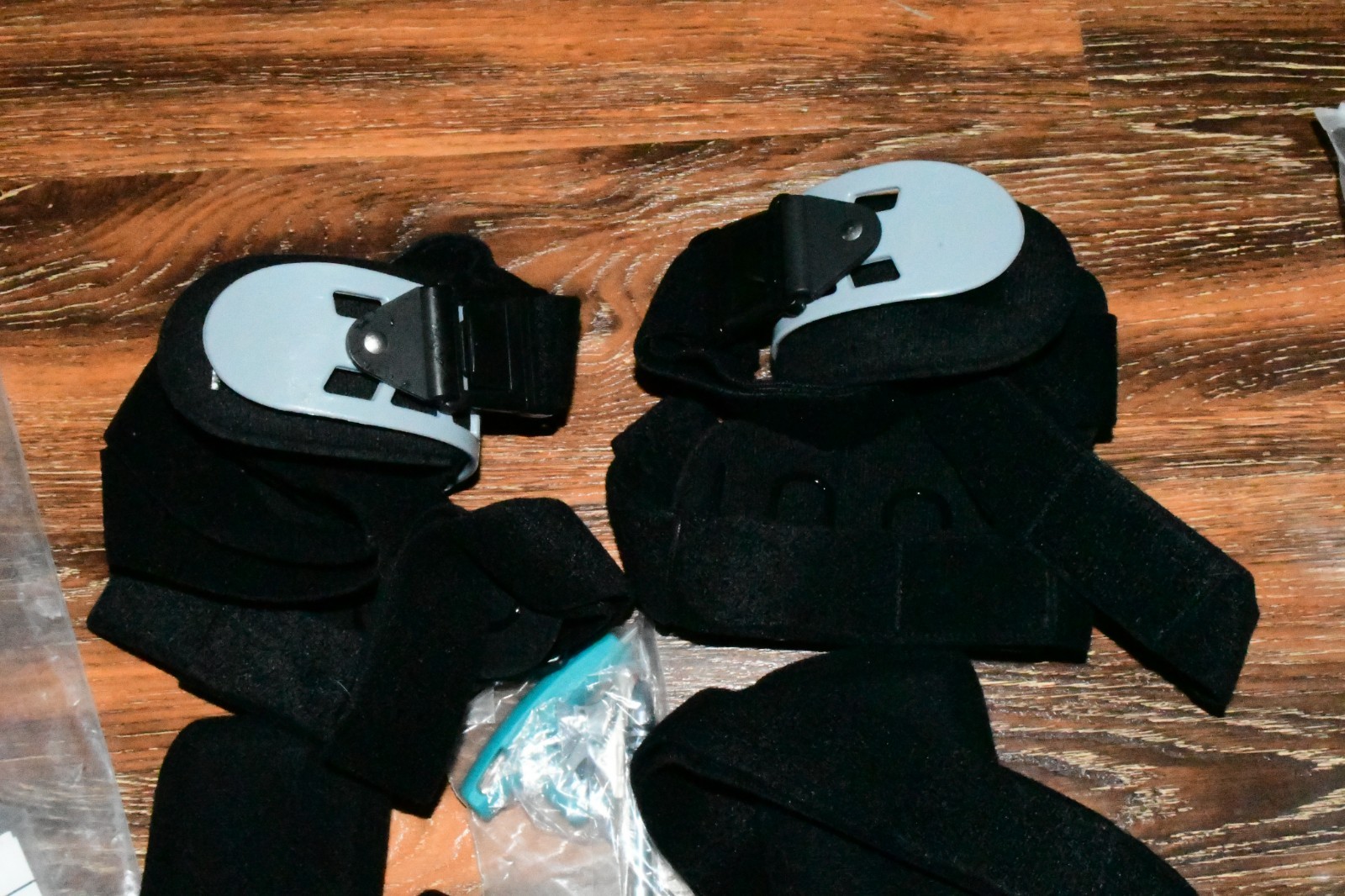 LOT OF 2 BENTLEY TL-51 UNIVERSAL KNEE BRACE 1 LEFT , 1 Right UNIVERSAL NEW 517a