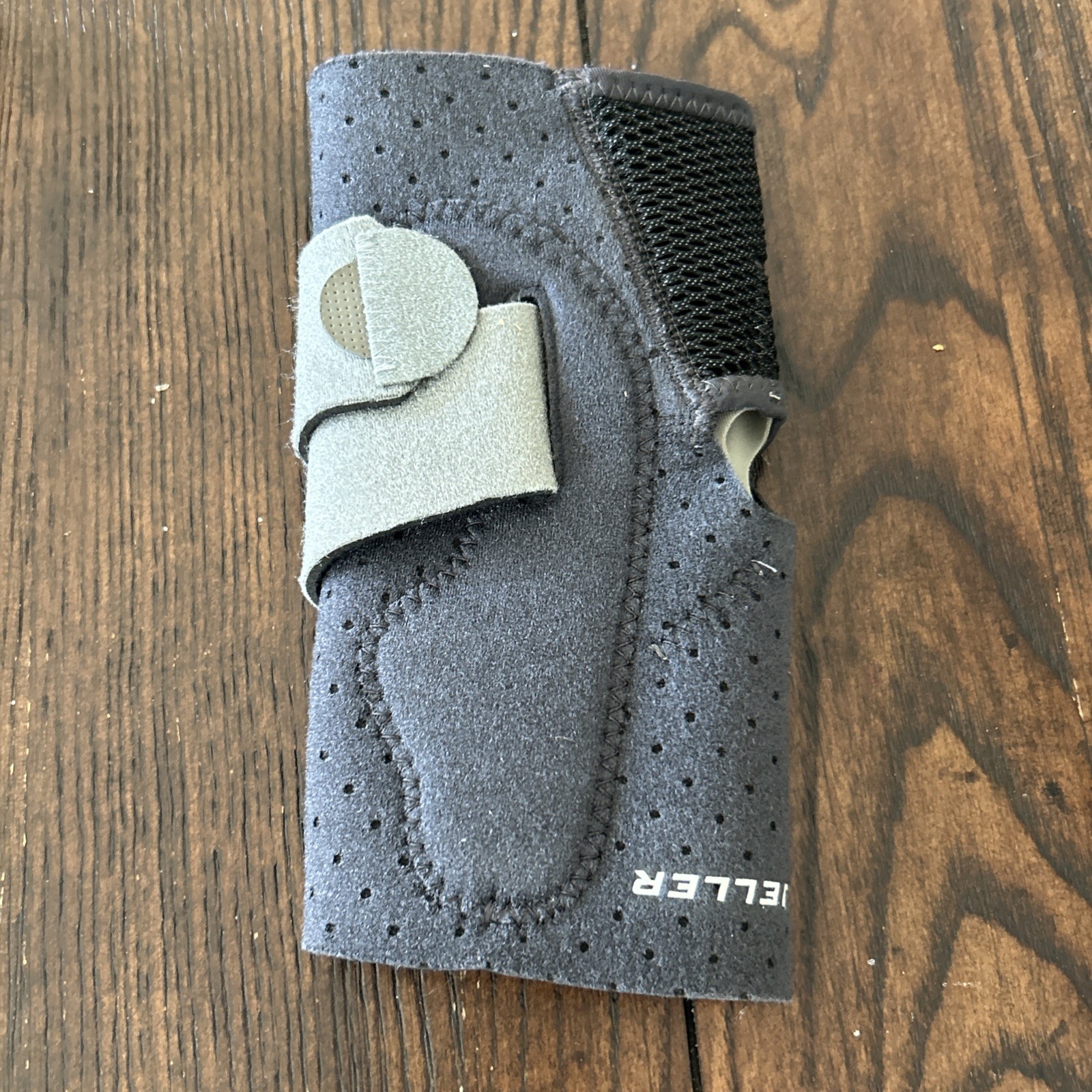 Mueller Sport Care Adjustable Ankle Stabilizer One Size