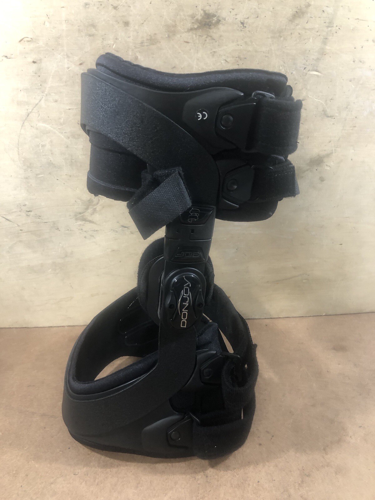 Donjoy 3DF XL Right Medial Knee Brace PreOwned