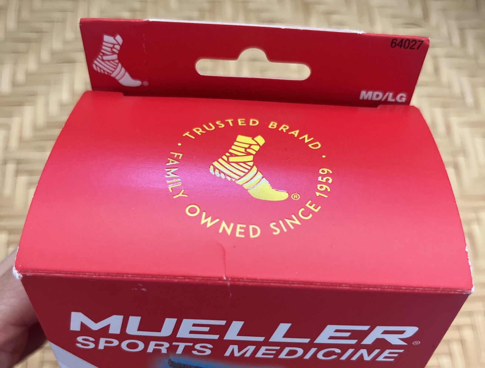 Mueller Sports Medicine Ankle Support w/Removable Strap MED/LG