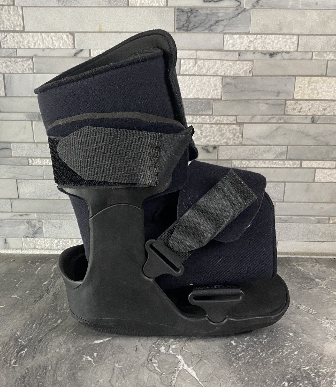 DJO XcelTrax Rehabilitation Ankle Boot Ankle Air Shock pod Walker Size Small