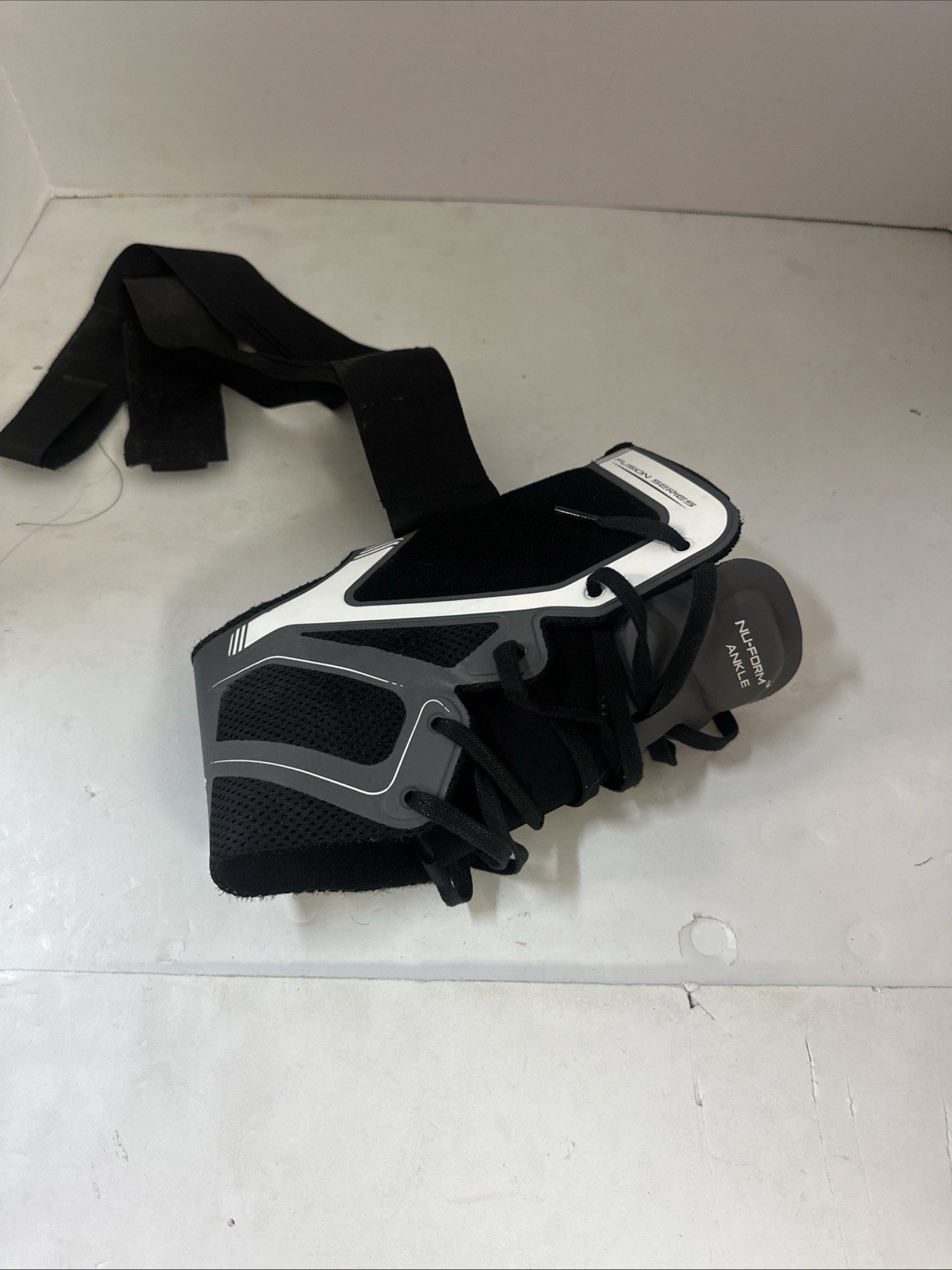 Ovation Black Medical Fusion Series Nu-Form Ankle Brace – SIZE MEDIUM