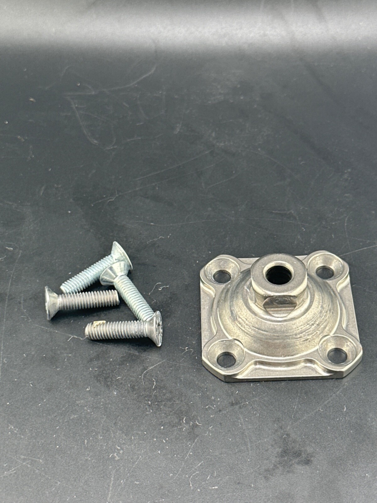 Prosthetic component adapter component. 4 hole male pyramid ossur