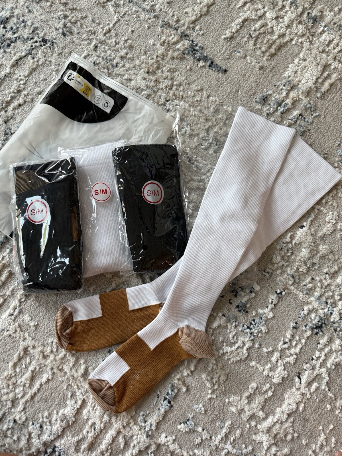New 4 pair compression socks 2 White And 2 Black S/M Isunie
