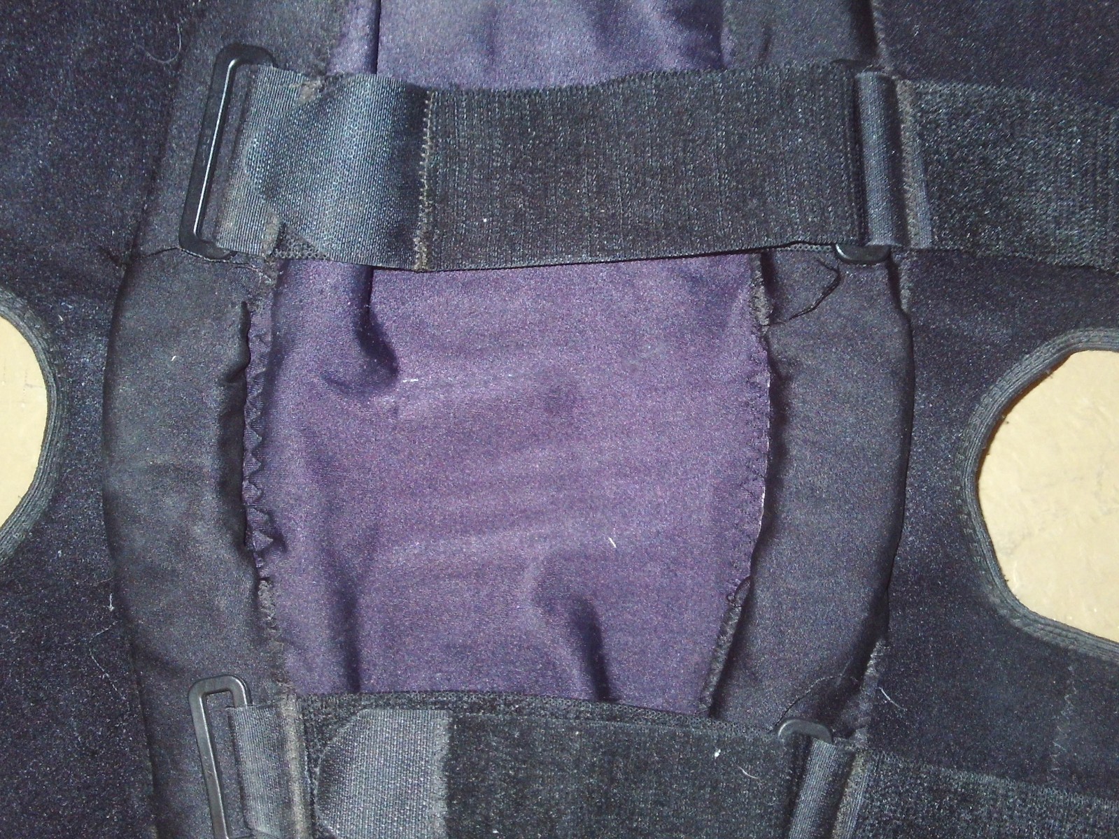 FOOTBALL KNEE BRACE BIOSKIN W/METAL SUPPORT RODS EXCELLENT COND. FREE SHIPPING