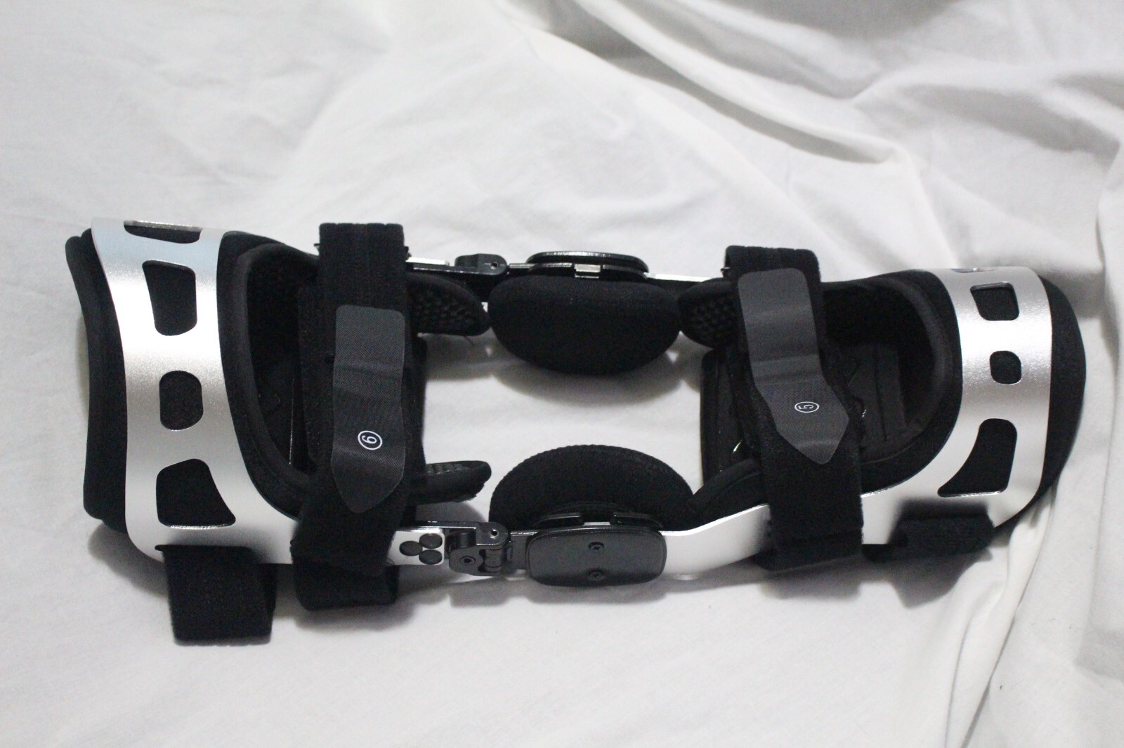 Unite Medical Hinged ROM Sports Knee Brace for ACL Meniscus Medium Right NIP