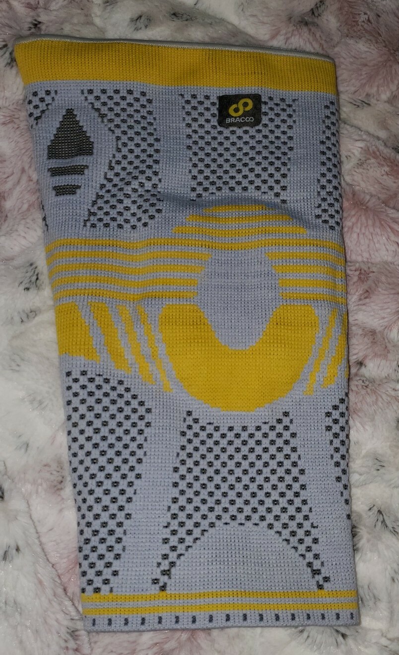 Bracoo K41 Athletics Knee Compression Sleeve Support with Silicone – LARGE