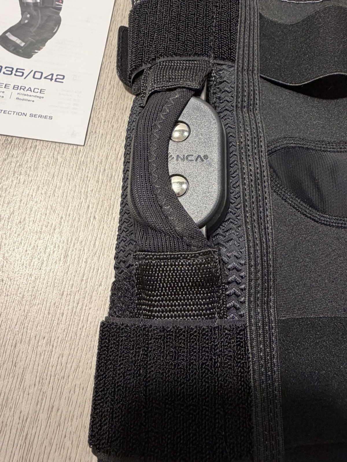 Knee Brace for Knee Pain, Hinged Knee Support X-Strap Fixing System Large