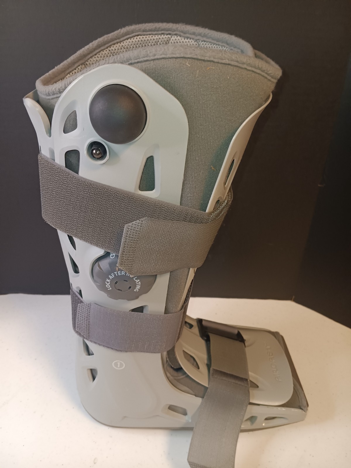 Aircast Softstrike Walking Boot Size Medium with Side Pump Inflation