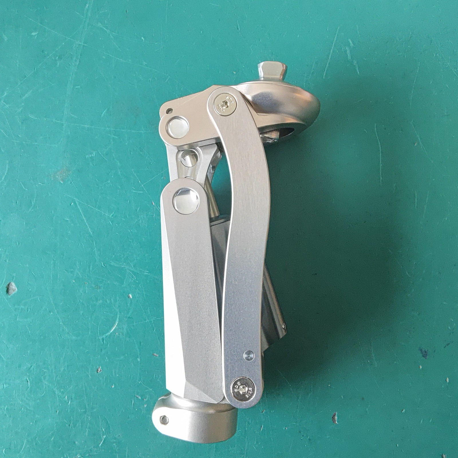 5-Axis Geometric Lock Pneumatic Knee Prosthetic Aluminum Alloy 125kg