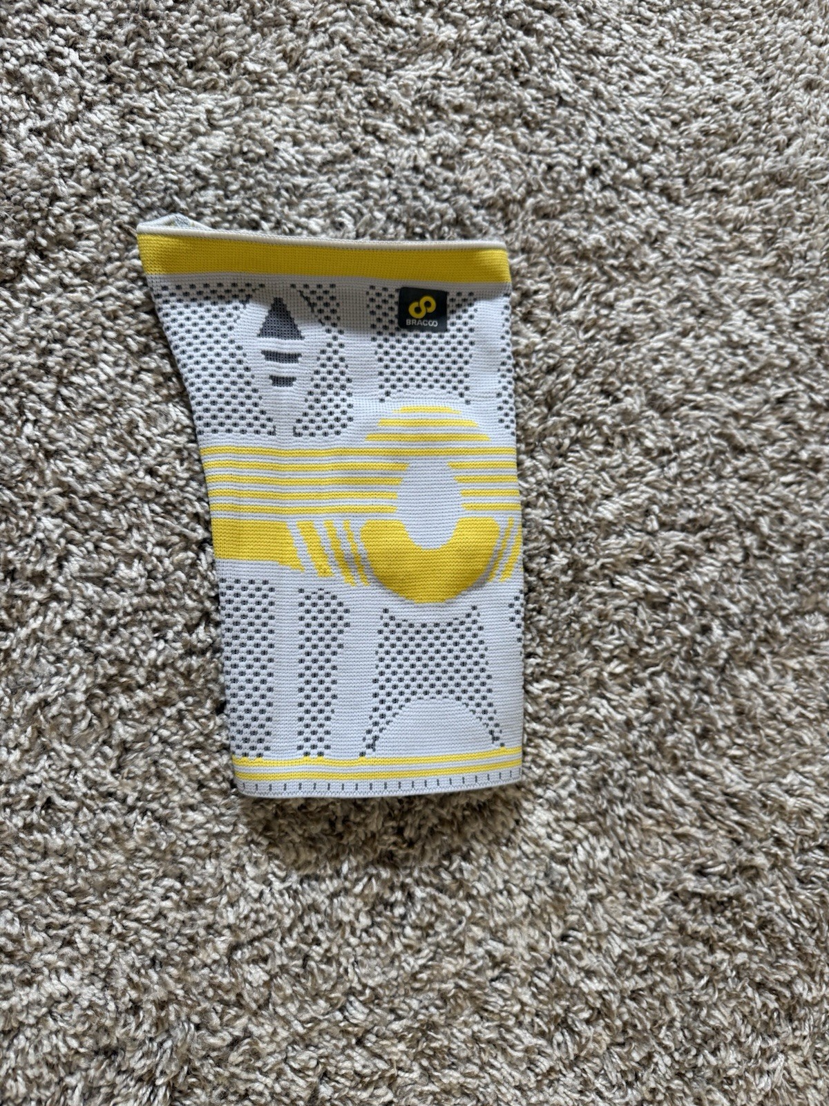 BRACOO Knee Compression Sleeve Support Brace Gray Yellow Size Medium M NWOT New