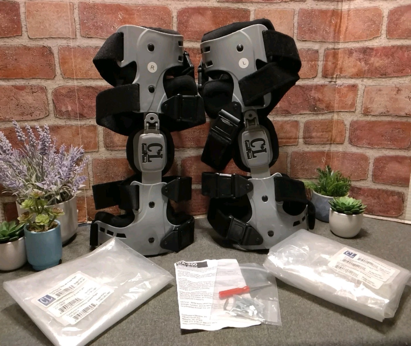 NEW! Comfortland Knee Support Braces (2pc Set) 1- Left & 1-Right One Size OA-200