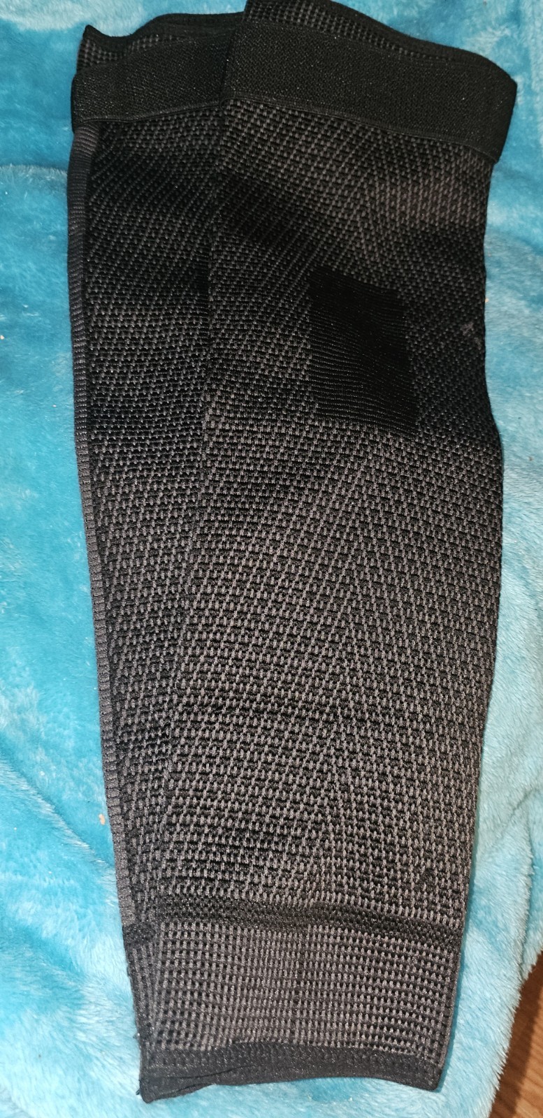 Pair of Full Leg Compression Sleeves – Black with Strap – L