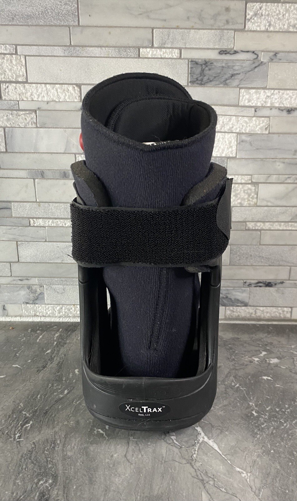 DJO XcelTrax Rehabilitation Ankle Boot Ankle Air Shock pod Walker Size Small