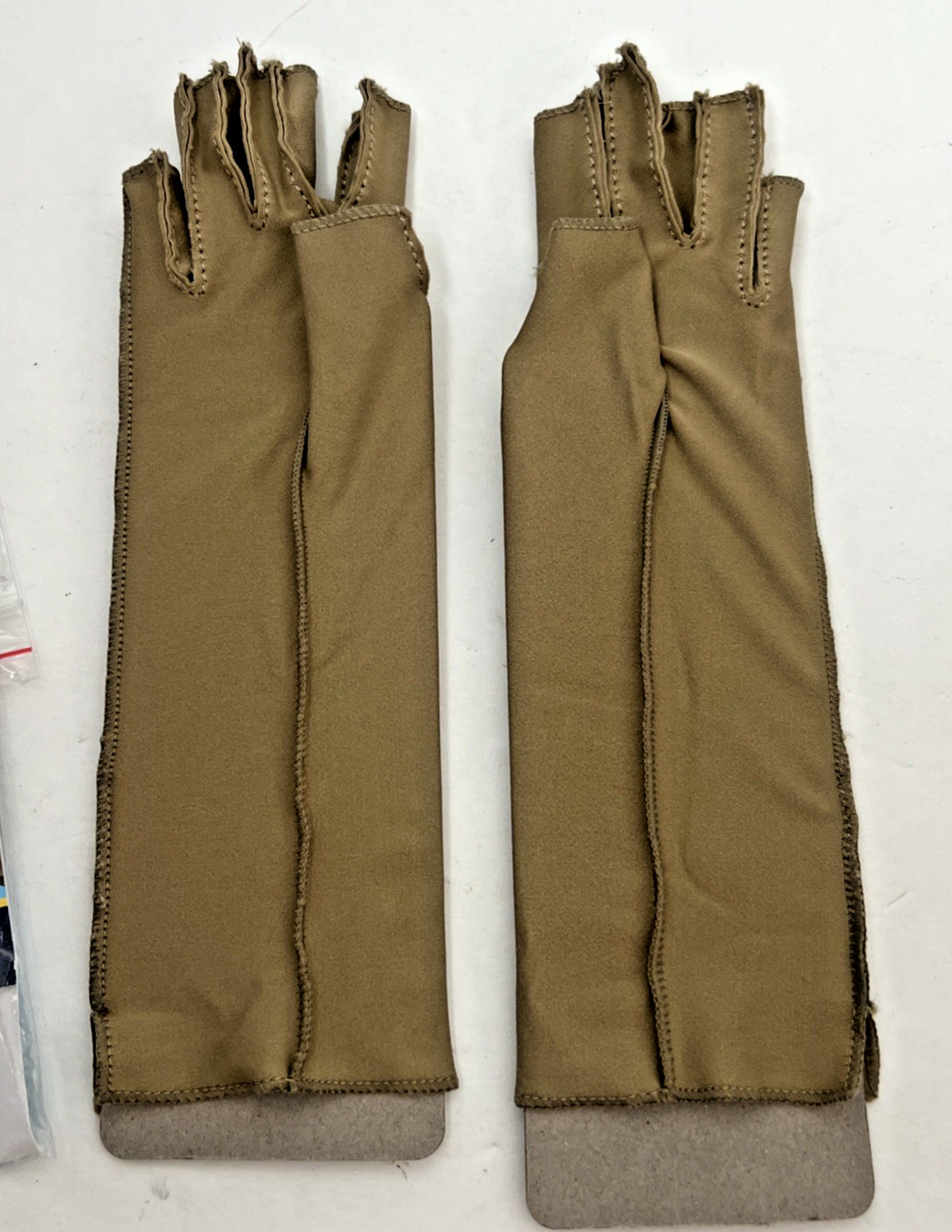 isotoner Gloves Arthritis Pain Compression Therapeutic Small Women Camel Color