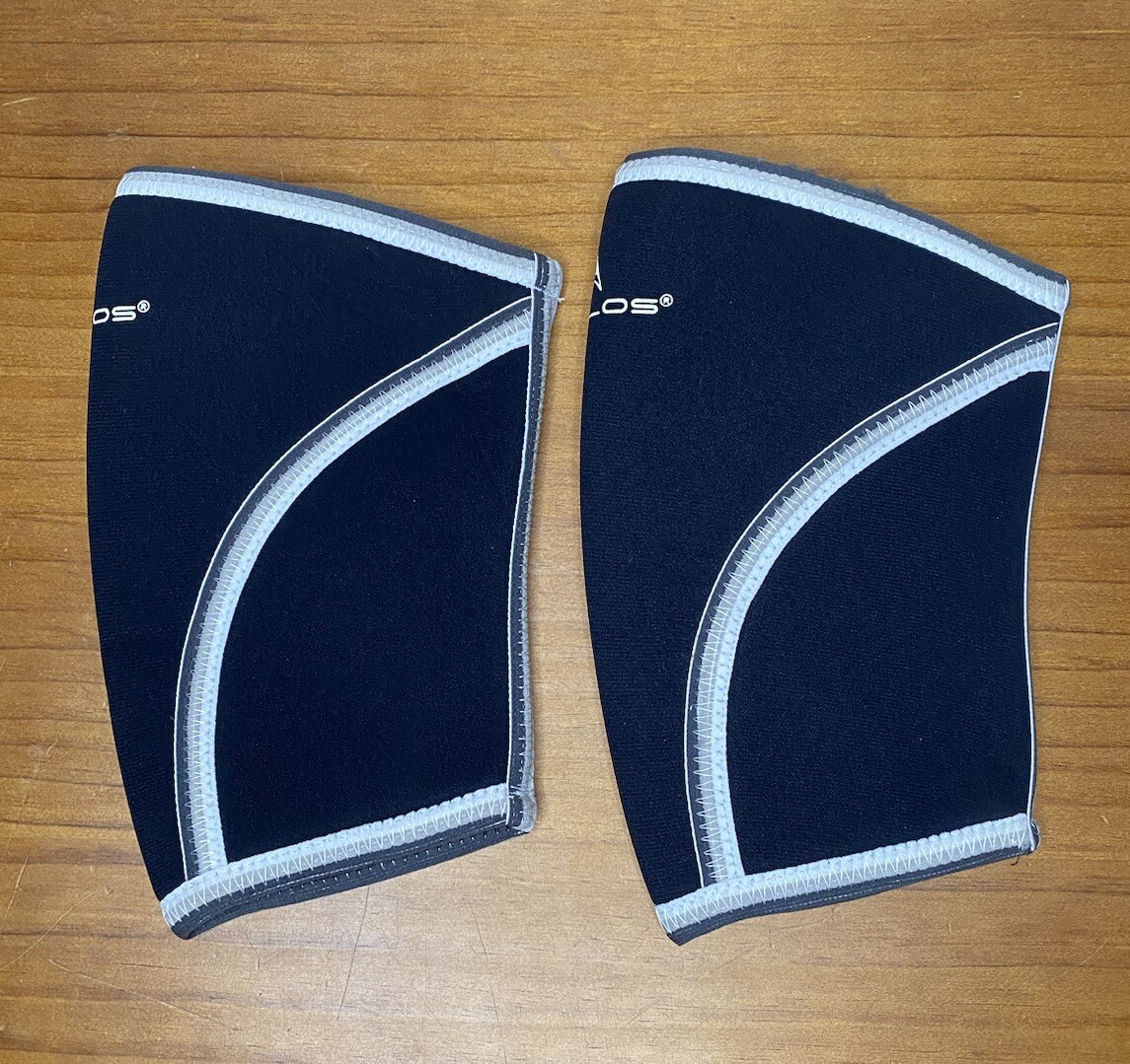 Aeolos Compression Knee Brace Size Small Set of 2