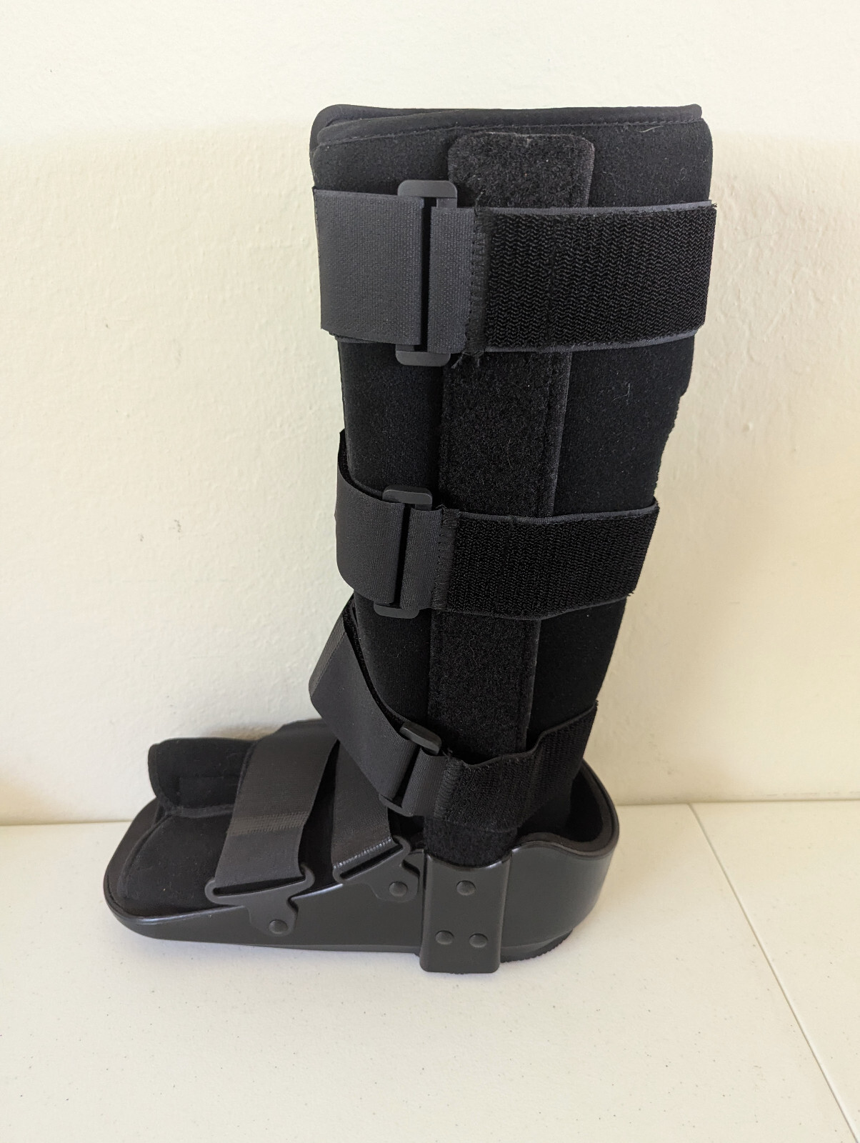 MEDLINE Full Leg Boot REF ORT28100M – Size Medium – Gently Used