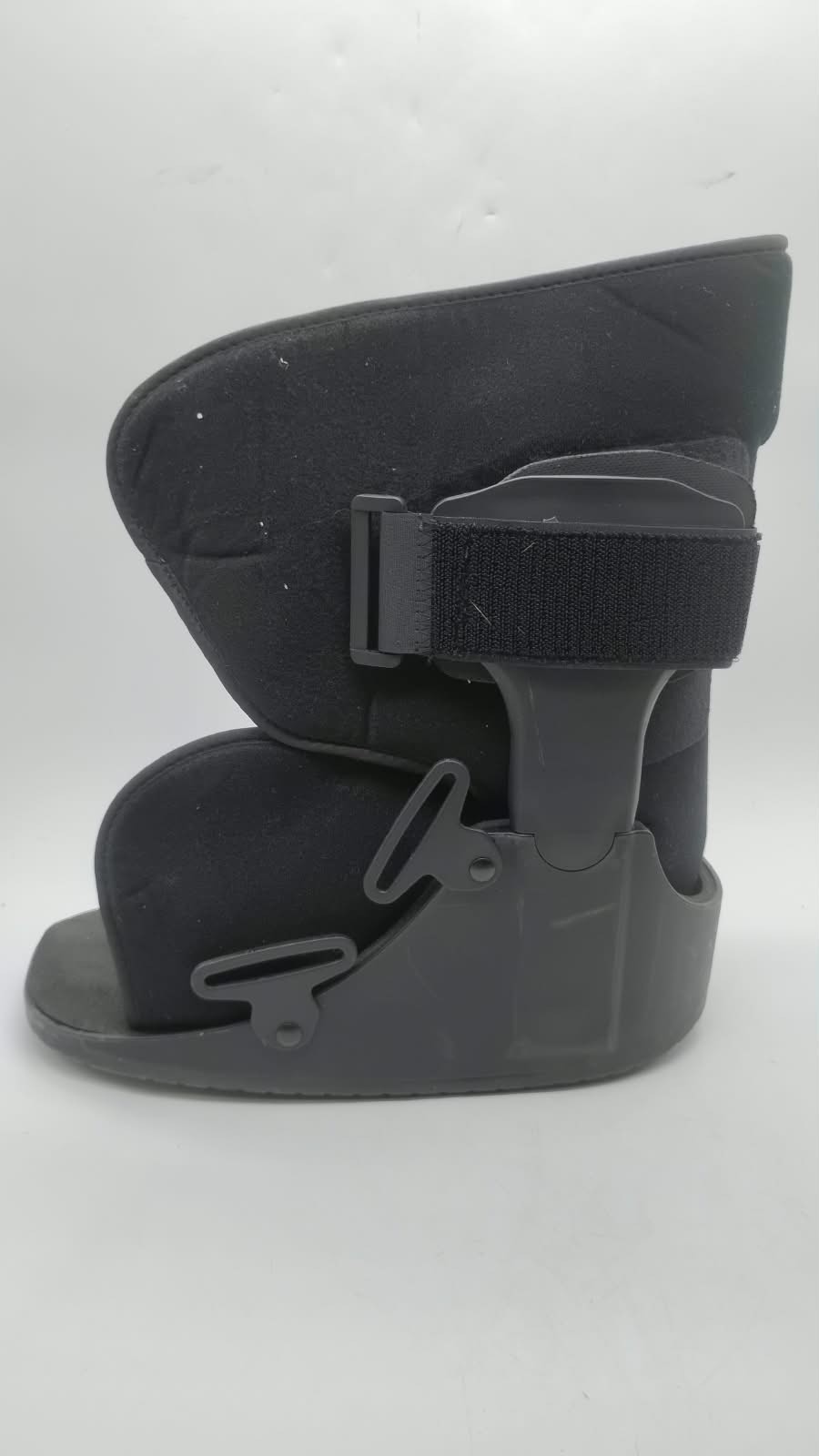 United Ortho USA14115 Short Air Cam Walker Fracture Boot Medium Black