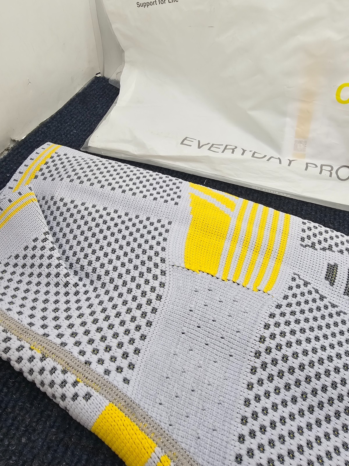 Bracco KP41 Athletics Knee Compression Sleeve Support Unisex Large Gray / Yellow