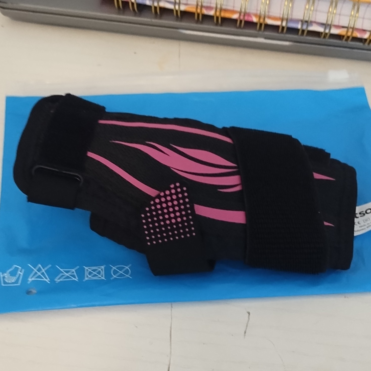 Fitsoon Adjustable Knee Brace Support for Stabilization PVC Black/Pink S/M CE