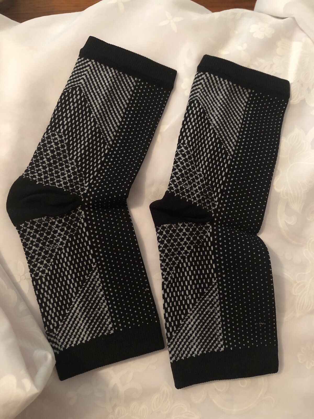 2 Pair DocSocks Mens -Women- Black & White Compression Toeless Ankle Socks