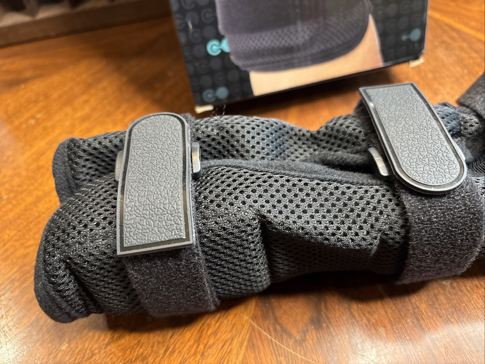New Open Box – CORETECH 916 Left/Right Universal Wrist Brace/Splint – Black