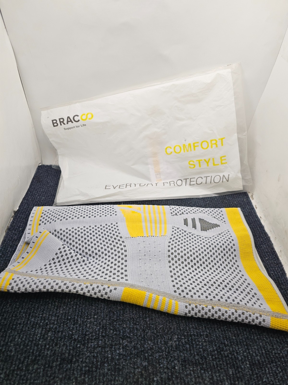 Bracco KP41 Athletics Knee Compression Sleeve Support Unisex Large Gray / Yellow