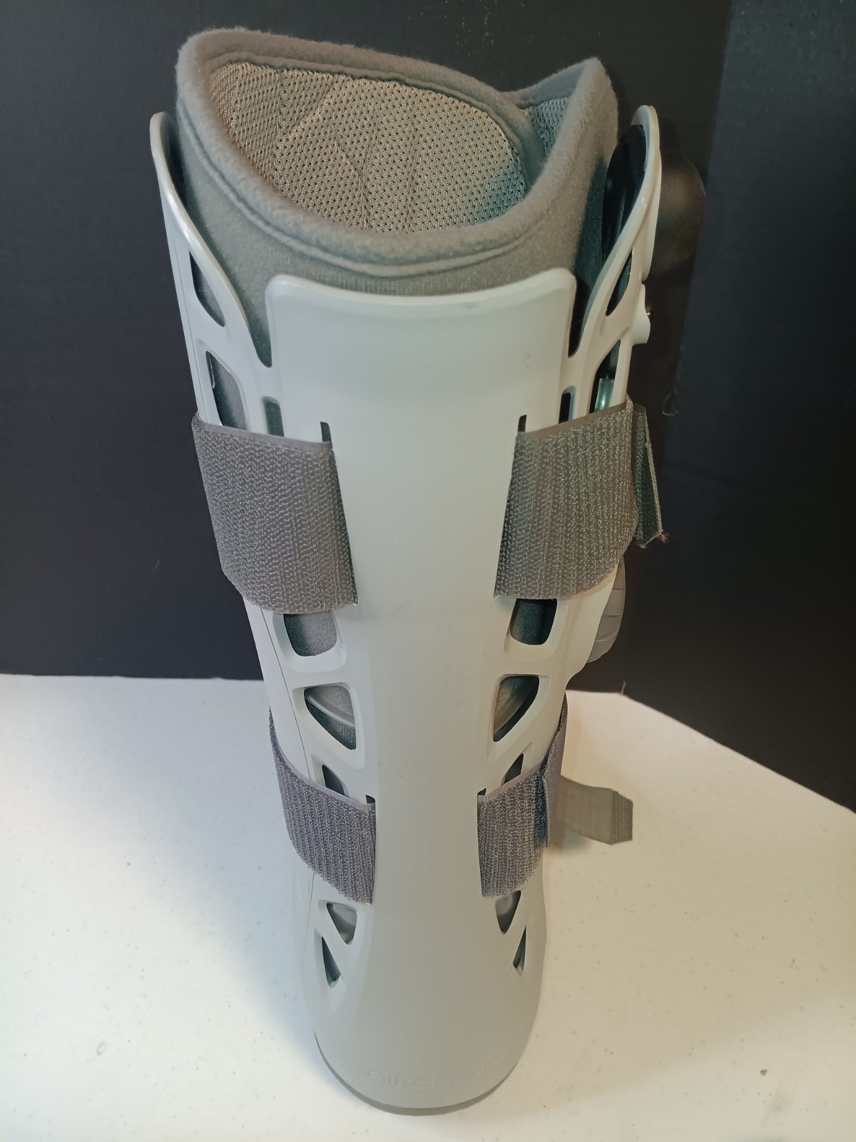 Aircast Softstrike Walking Boot Size Medium with Side Pump Inflation