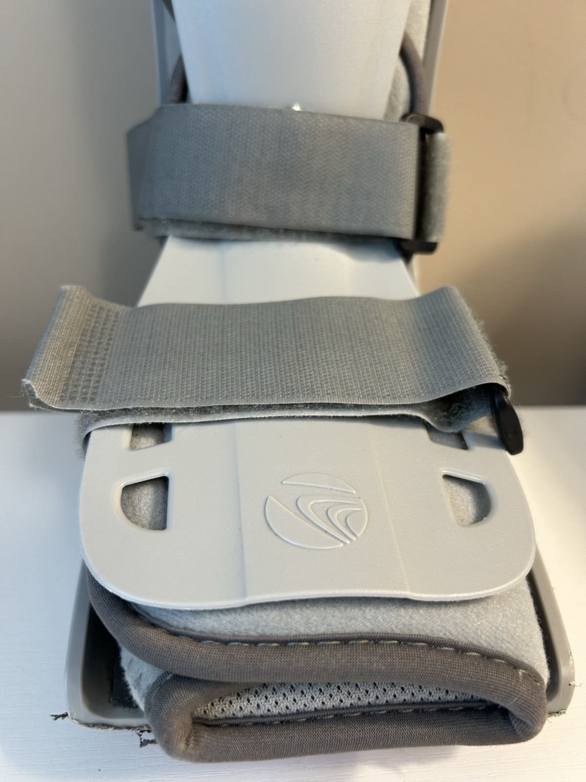 BREG Walker Genesis 3 Strap Tall Boot Orthopedic Walker Boot Size Medium Gray