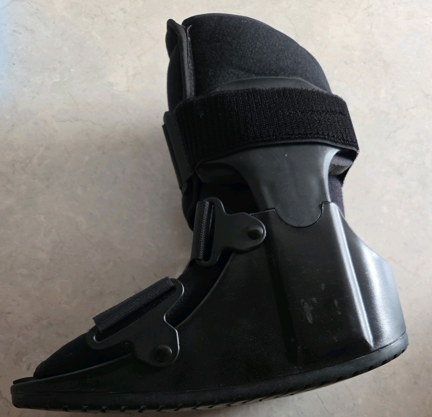 United Ortho USA14013 Short Cam Walker Fracture Boot Small Black